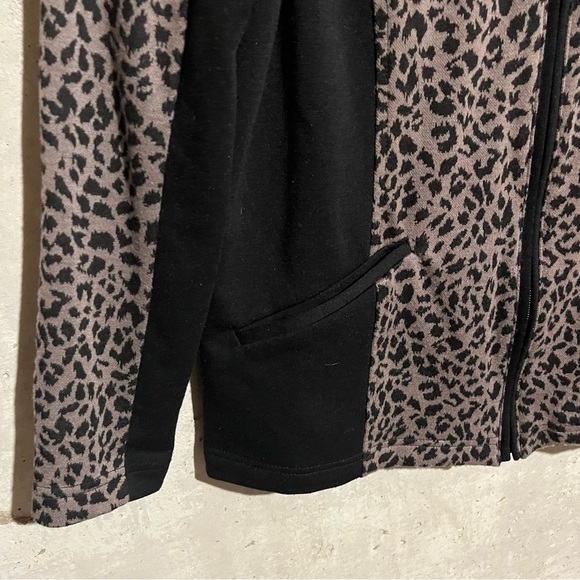 Weekends By Chicos Zip Up Leopard Print Athletic Track Jacket ~ Size 1 (Medium) - Picture 3 of 7
